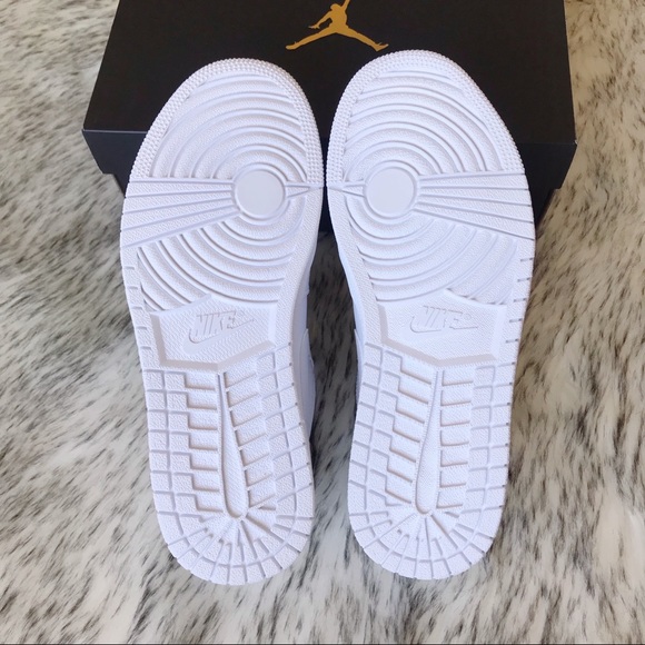 Men’s Nike Air Jordan 1 Retro Low "Triple White" - Picture 8 of 9